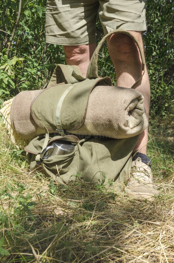 Vertikaler Schuss des kampierenden Rucksacks und des treveller der stehendes nahes Konzept der Wanderung und des Kampierens lizenzfreies stockfoto Vertikaler Schuss des kampierenden Rucksacks und des treveller der stehendes nahes Konzept der Wanderung und des Kampierens lizenzfreies stockfoto