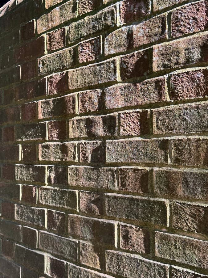 Vertikales Bild der grauen, verwitterten Ziegelwand lizenzfreies stockbild