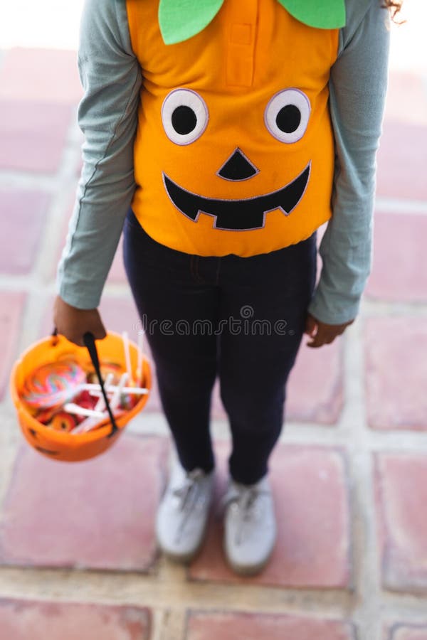 Vertikales Bild eines afrikanischen Mädchen in halloween Kostüm mit Korb lizenzfreies stockfoto