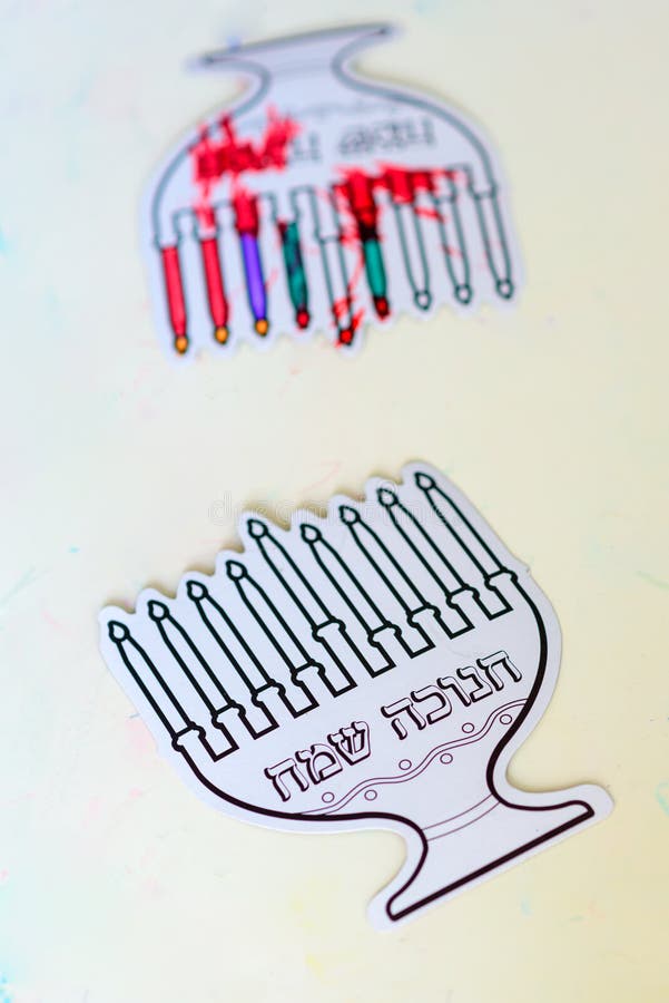 Vertikales Bild zwei Papiermenorah- und Kerzenmalerei mit Farbstift Judenurlaub Chanukah stockfoto Vertikales Bild zwei Papiermenorah- und Kerzenmalerei mit Farbstift Judenurlaub Chanukah stockfoto