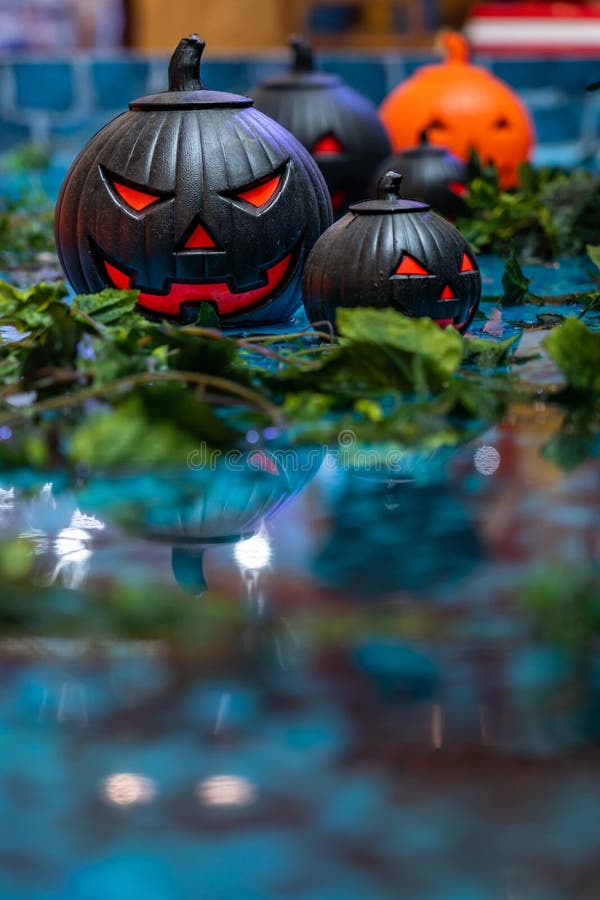 Vertikales Foto von Halloween-Ornament-Schwarz-Farbbuchse lizenzfreie stockfotografie