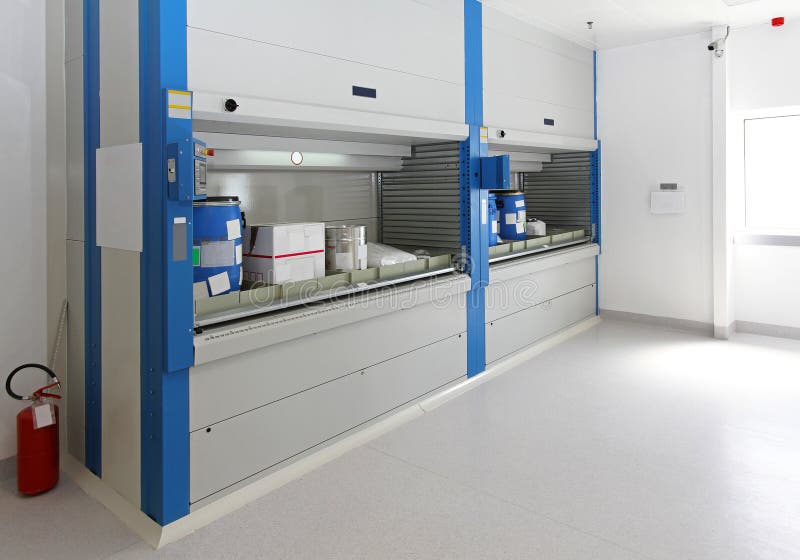 Vertikales Speicherkarussell Stockbild - Bild von verteilung, regal