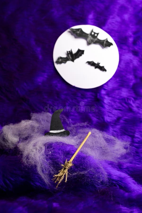 Vertikalscheibe. Hexen und Vampire auf violettem Hintergrund. lizenzfreie stockfotografie