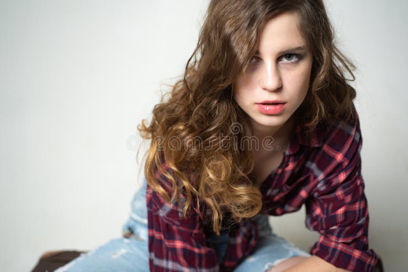 Vertrauen und Charisma Retro-Modemodell Teenager in Kleider Jahrgangsstil Denim-Look Friseurmode lizenzfreie stockfotografie Vertrauen und Charisma Retro-Modemodell Teenager in Kleider Jahrgangsstil Denim-Look Friseurmode lizenzfreie stockfotografie