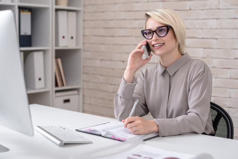 Vertriebsleiter Talking telefonisch lizenzfreie stockbilder Vertriebsleiter Talking telefonisch lizenzfreie stockbilder