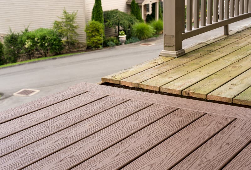 Vervanging van oud houten dek met samengesteld materiaal stock afbeelding Vervanging van oud houten dek met samengesteld materiaal stock afbeelding