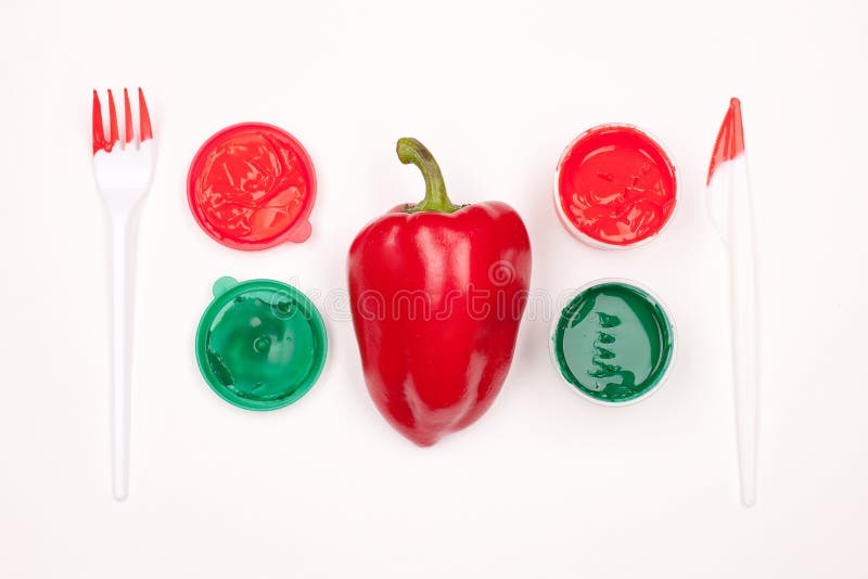 Verven met peper en plastic vork en mes stock foto's Verven met peper en plastic vork en mes stock foto's