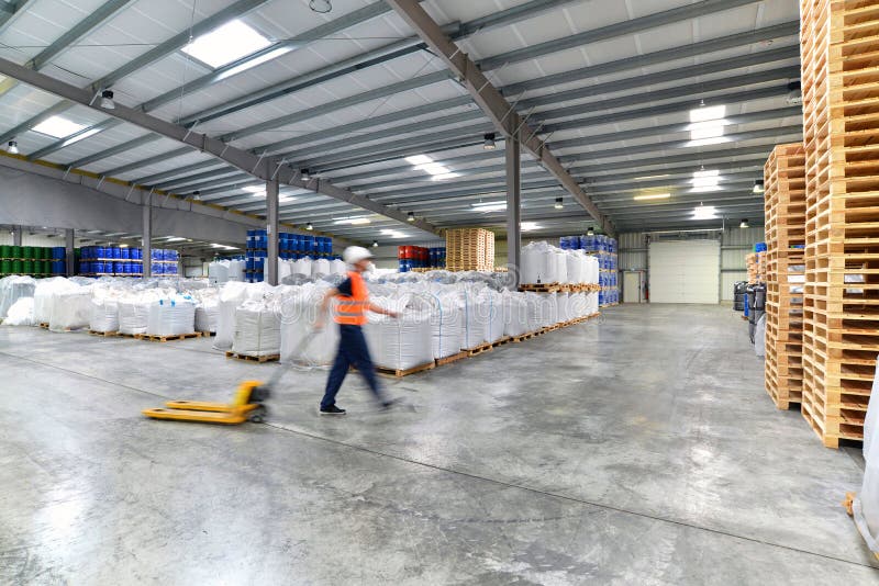 Vervoer en logistiek in een pakhuis van een expediteur - w stock foto's Vervoer en logistiek in een pakhuis van een expediteur - w stock foto's