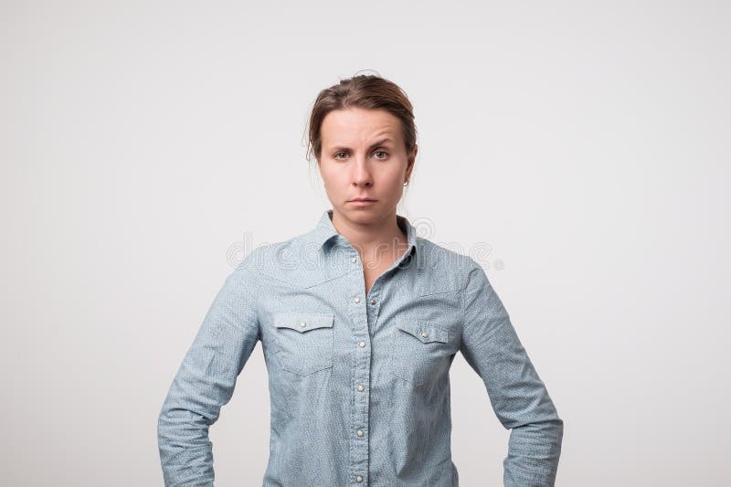 Verward en verrast gek meisje Haar wenkbrauw wordt bewogen omhoog met twijfel stock fotografie Verward en verrast gek meisje Haar wenkbrauw wordt bewogen omhoog met twijfel stock fotografie