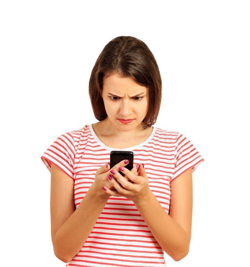 Verwarde of verbijstering verstoorde vrouw die haar mobiele telefoon bekijken emotioneel die meisje op witte achtergrond wordt ge stock foto's Verwarde of verbijstering verstoorde vrouw die haar mobiele telefoon bekijken emotioneel die meisje op witte achtergrond wordt ge stock foto's