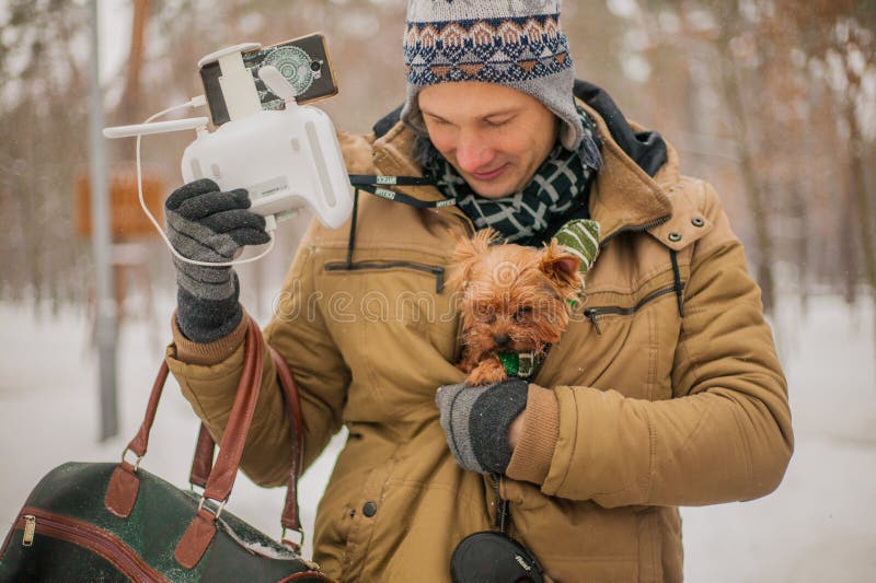 Verwarm de hond onder het jasje in de winter in de sneeuw zorg voor een hond in het koude seizoen royalty-vrije stock afbeeldingen Verwarm de hond onder het jasje in de winter in de sneeuw zorg voor een hond in het koude seizoen royalty-vrije stock afbeeldingen