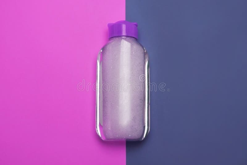 Verwijderen de Skincare kosmetische fles, het product voor het reinigen en de samenstelling, hoogste mening, minimalistic pastelk royalty-vrije stock afbeelding Verwijderen de Skincare kosmetische fles, het product voor het reinigen en de samenstelling, hoogste mening, minimalistic pastelk royalty-vrije stock afbeelding