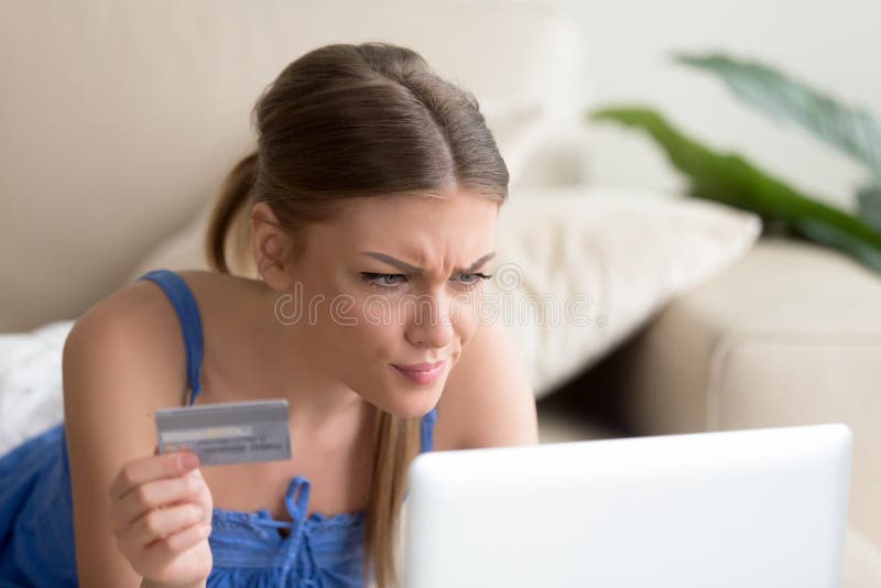 Verwirrte Frau, die Problem mit der Kreditkarte macht on-line-Lohn hat stockbild Verwirrte Frau, die Problem mit der Kreditkarte macht on-line-Lohn hat stockbild