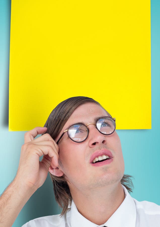 Verwirrte männliche Exekutive mit der leeren klebrigen Anmerkung obenliegend lizenzfreie stockfotografie