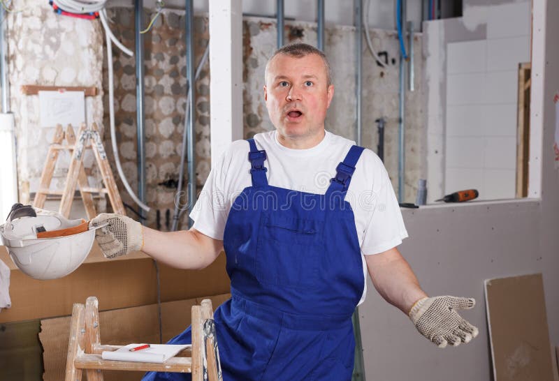 Verwirrter Bauunternehmer stockfotografie