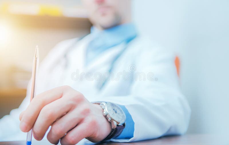 Verwirrter Doktor Thinking stockbilder Verwirrter Doktor Thinking stockbilder