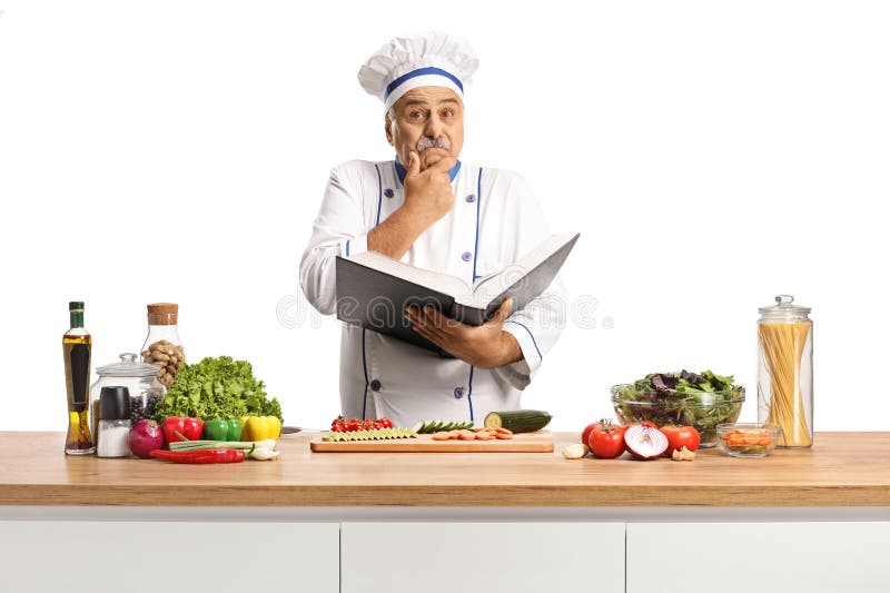 Verwirrter Küchenchef mit Kochbuch hinter einem Theke. Verwirrter Küchenchef, der hinter einem auf weißem Hintergrund isolierten Tresen ein Kochbuch hält