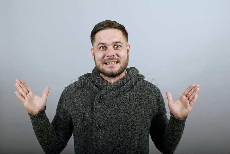 Verwirrter Mann, der große Handpalmen hochhält. das Konzept der unsicheren Menschen lizenzfreies stockbild