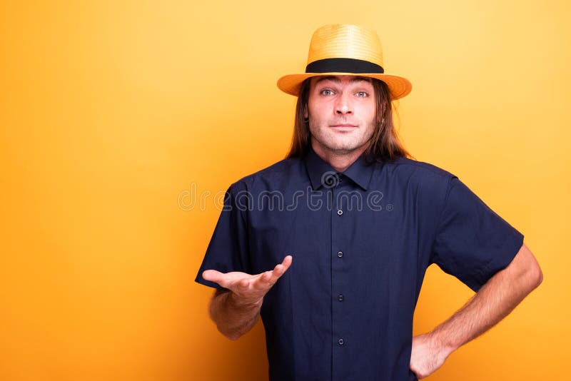 Verwirrter Mann mit dem langem Haar und Cowboyhut lizenzfreie stockfotografie