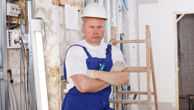Verwirrter männlicher Auftragnehmer lizenzfreie stockfotografie