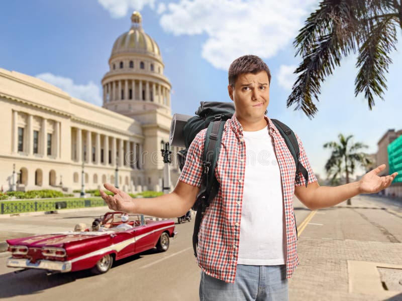 Verwirrter männlicher Tourist auf den Straßen von Havanna lizenzfreie stockbilder