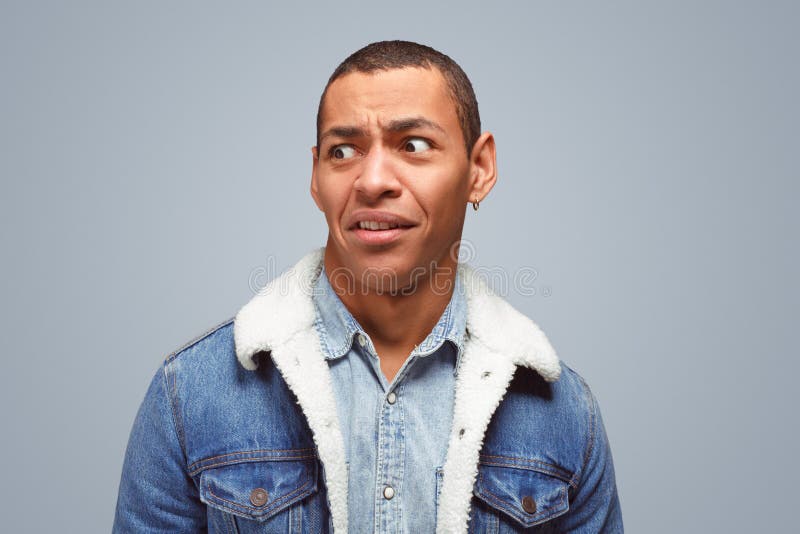 Verwirrtes Ausdrucksvolles Kerlschauen Stockbild Bild Von Aufregung Denim 114208763
