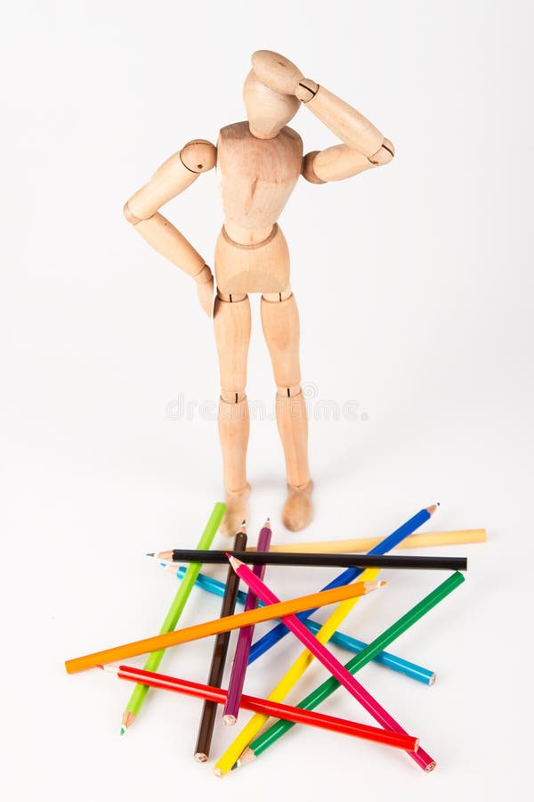 Verwirrtes hölzernes Mannequin, das am Haufen steht lizenzfreie stockfotografie Verwirrtes hölzernes Mannequin, das am Haufen steht lizenzfreie stockfotografie