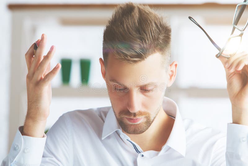 Verwirrtes Männerbildnis lizenzfreies stockbild