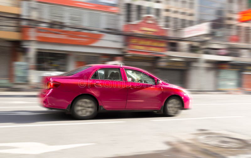Verwischen Sie Bewegungskonzept des rosa Taxis auf der Straße stockbilder Verwischen Sie Bewegungskonzept des rosa Taxis auf der Straße stockbilder