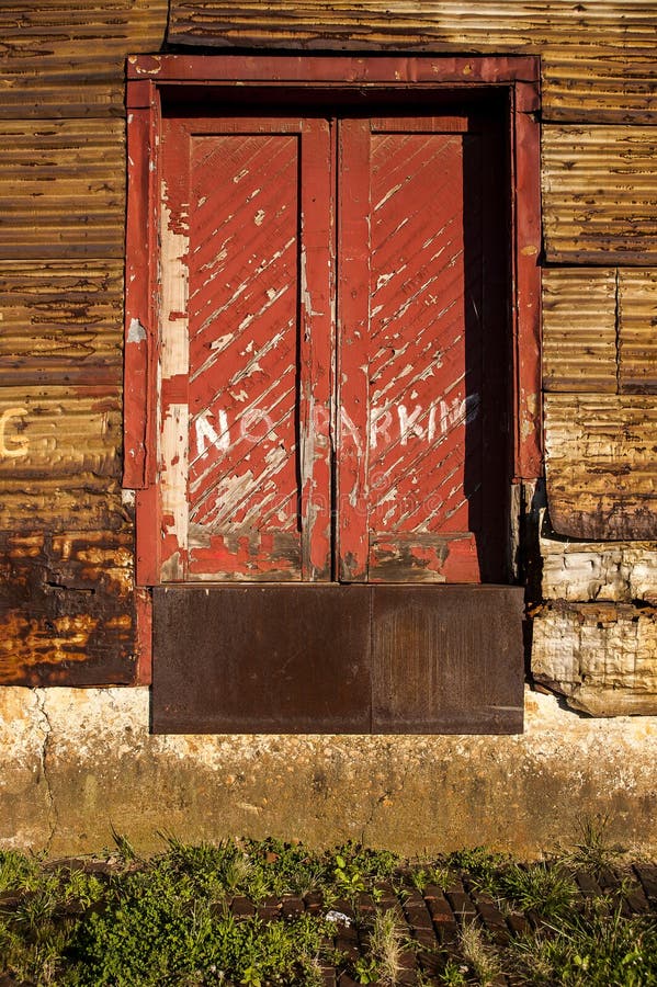 Verwitterte rote hölzerne Tür - verlassene Newport-Mühle - Kentucky lizenzfreies stockbild