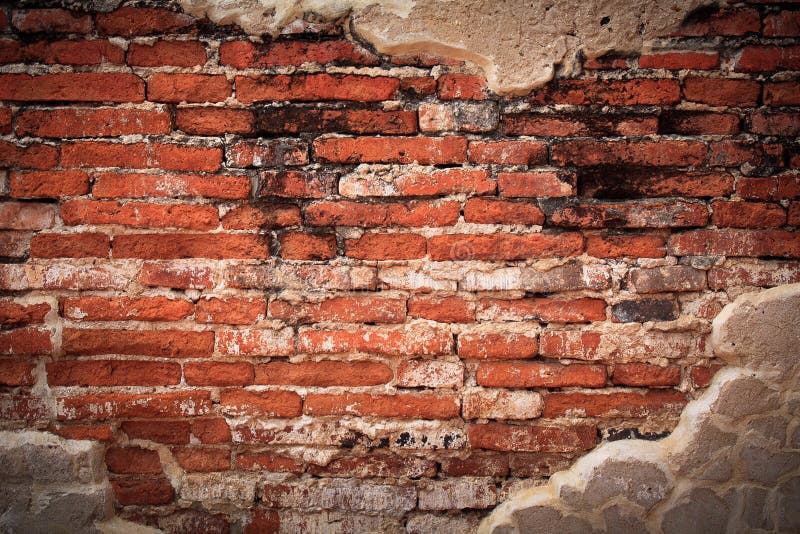 Verwittertes Backsteinmauerfragment stockbilder