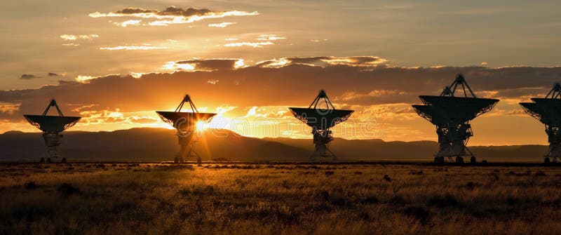 Very Large Array, což je velké pole satelitní paraboly, který je použit na sondě deep space (ty v Kontaktu), je vidět při západu slunce.