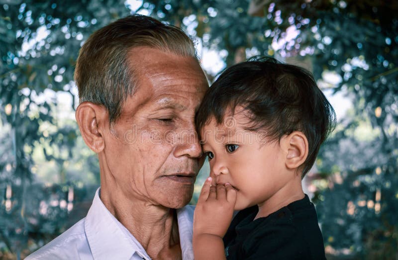 Ritratto di Indonesiano nonno che davvero manca il suo nipote.