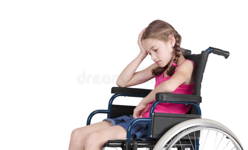 Veľmi smutné postihnuté dievča na vozíku nad bielom pozadí.
