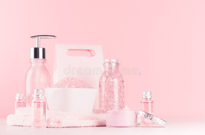 Verzacht meisjesachtige toilettafel met schoonheidsmiddelenproducten - nam olie, badzout, room, parfum, katoenen handdoek, fles e stock afbeelding Verzacht meisjesachtige toilettafel met schoonheidsmiddelenproducten - nam olie, badzout, room, parfum, katoenen handdoek, fles e stock afbeelding
