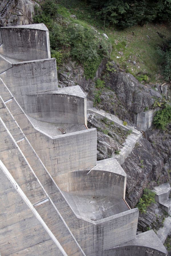 Verzasca_dam_alternative_energy Imagen de archivo Imagen de concreto