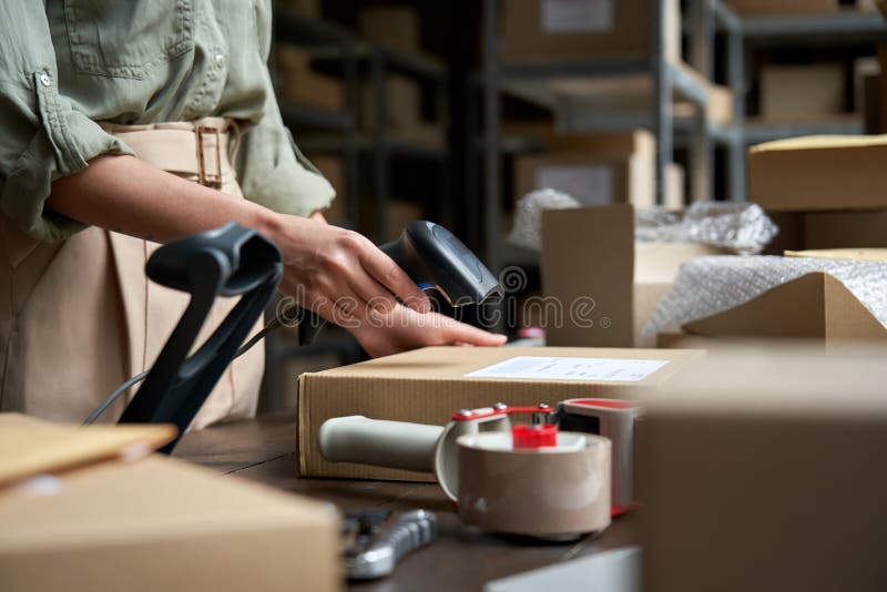 Verzenddoos voor e-commerce bij vrouwelijke verkopers in een dropshipping warehouse. stock foto Verzenddoos voor e-commerce bij vrouwelijke verkopers in een dropshipping warehouse. stock foto