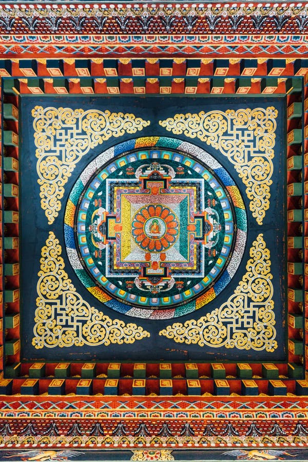 Verzierte Decke, das ?ber Buddha-Geschichte Kunst in der von Bhutan innerhalb des k?niglichen Klosters von Bhutan in Bodh Gaya, B stockbilder Verzierte Decke, das ?ber Buddha-Geschichte Kunst in der von Bhutan innerhalb des k?niglichen Klosters von Bhutan in Bodh Gaya, B stockbilder
