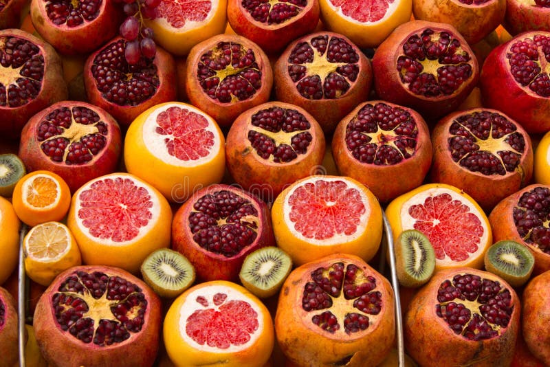 Verzierte Orange, Granatapfel und Kiwi auf dem Markt-Regal lizenzfreie stockfotografie Verzierte Orange, Granatapfel und Kiwi auf dem Markt-Regal lizenzfreie stockfotografie