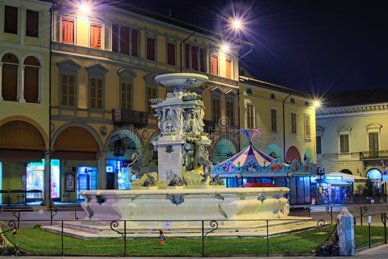 Verzierte Stadt für das neue Jahr Es gibt ein Karussell hinter den schönen mittelalterlichen Brunnen stockfotos Verzierte Stadt für das neue Jahr Es gibt ein Karussell hinter den schönen mittelalterlichen Brunnen stockfotos
