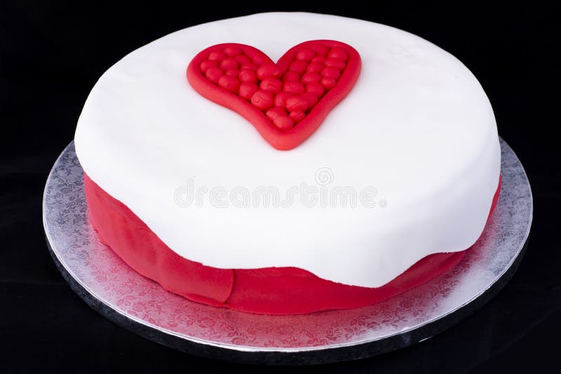 Verzierter Kuchen Des Valentinstags Herz Stockbild Bild von datum