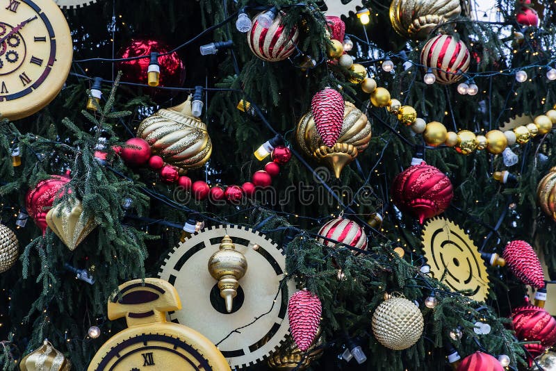 Verzierter Weihnachtsbaum mit vielen Spielwaren stockfoto Verzierter Weihnachtsbaum mit vielen Spielwaren stockfoto