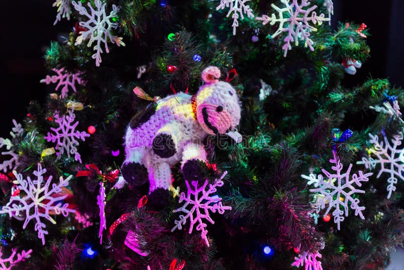 Verzierter Weihnachtsbaum Spielwaren und Spitzeschneeflocken Neues Jahr stockbild Verzierter Weihnachtsbaum Spielwaren und Spitzeschneeflocken Neues Jahr stockbild