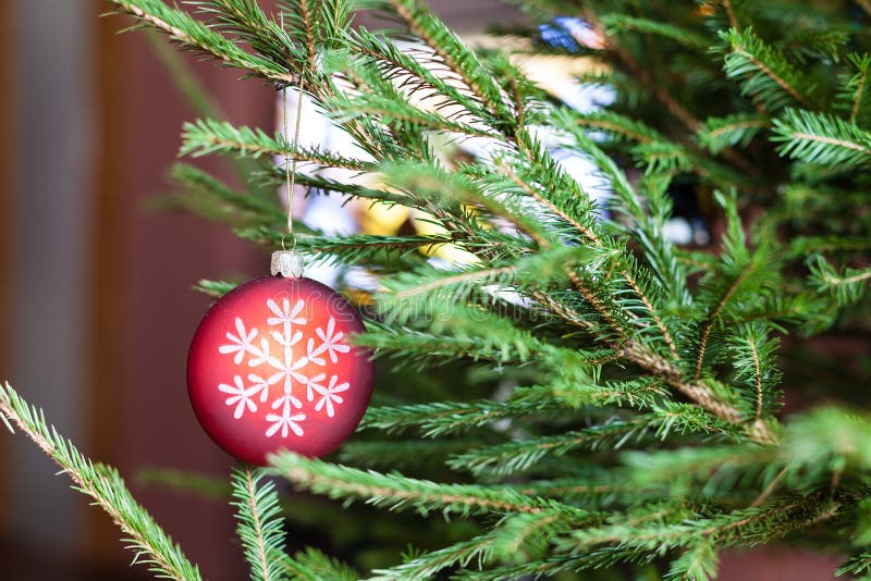 Verzierungen auf Zweigen des Weihnachtsbaums und des Fernsehers lizenzfreie stockfotos Verzierungen auf Zweigen des Weihnachtsbaums und des Fernsehers lizenzfreie stockfotos