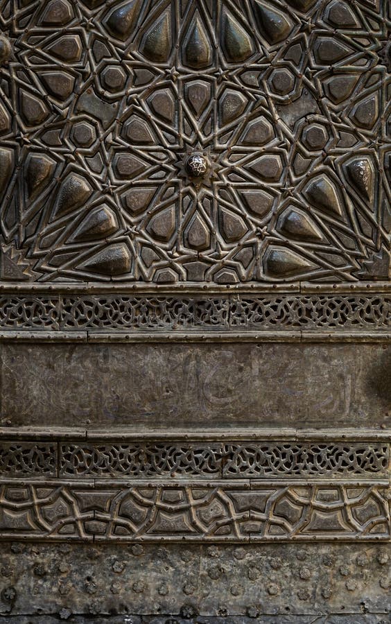 Verzierungen der Bronzeplattentür einer historischen Moschee in Kairo, Ägypten lizenzfreies stockbild Verzierungen der Bronzeplattentür einer historischen Moschee in Kairo, Ägypten lizenzfreies stockbild