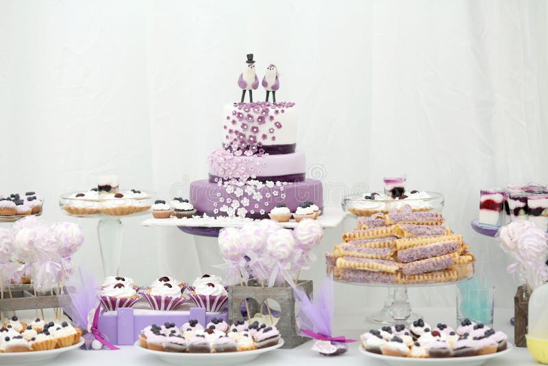 Verzierungen und Dekorationshochzeitstafelbonbons stockfotografie Verzierungen und Dekorationshochzeitstafelbonbons stockfotografie