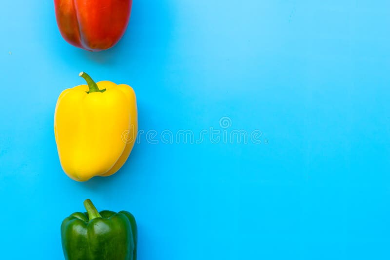 verão da pimenta de sino doce no fundo azul foto de stock royalty free verão da pimenta de sino doce no fundo azul foto de stock royalty free