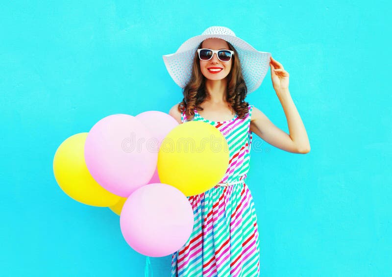 verão! Forme a jovem mulher de sorriso feliz com os balões coloridos de um ar imagem de stock royalty free verão! Forme a jovem mulher de sorriso feliz com os balões coloridos de um ar imagem de stock royalty free
