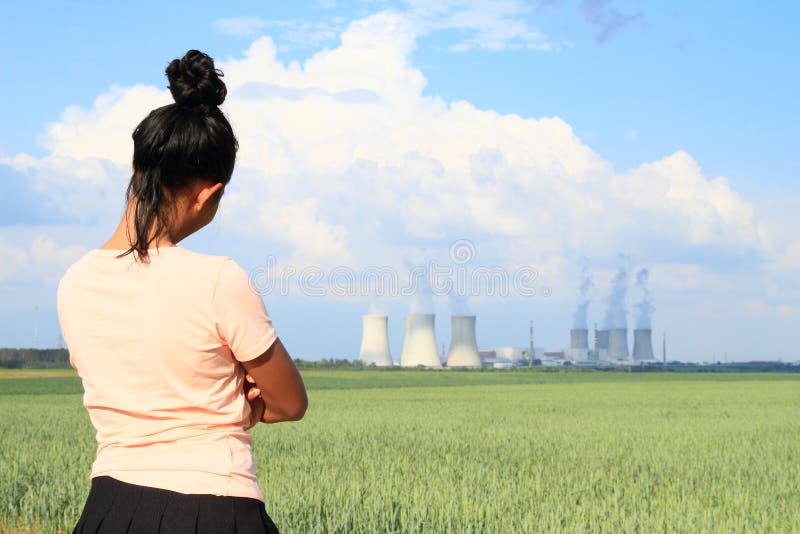 Ver?rgerte Frau, die Atomkraftwerk Dukovany aufpasst lizenzfreie stockbilder Ver?rgerte Frau, die Atomkraftwerk Dukovany aufpasst lizenzfreie stockbilder