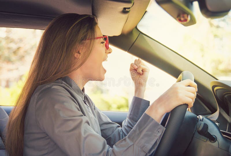 Verärgerte Frau, die Auto in der Raserei fährt stockfotos Verärgerte Frau, die Auto in der Raserei fährt stockfotos